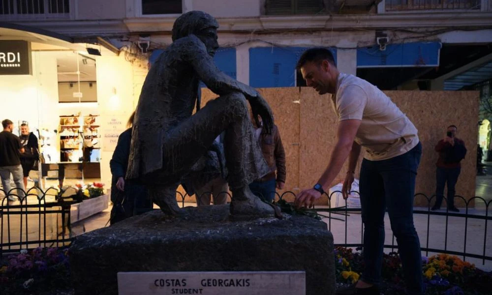 Στο Μνημείο του Κώστα Γεωργακά στην Κέρκυρα ο Κασσελάκης άφησε λουλούδια
